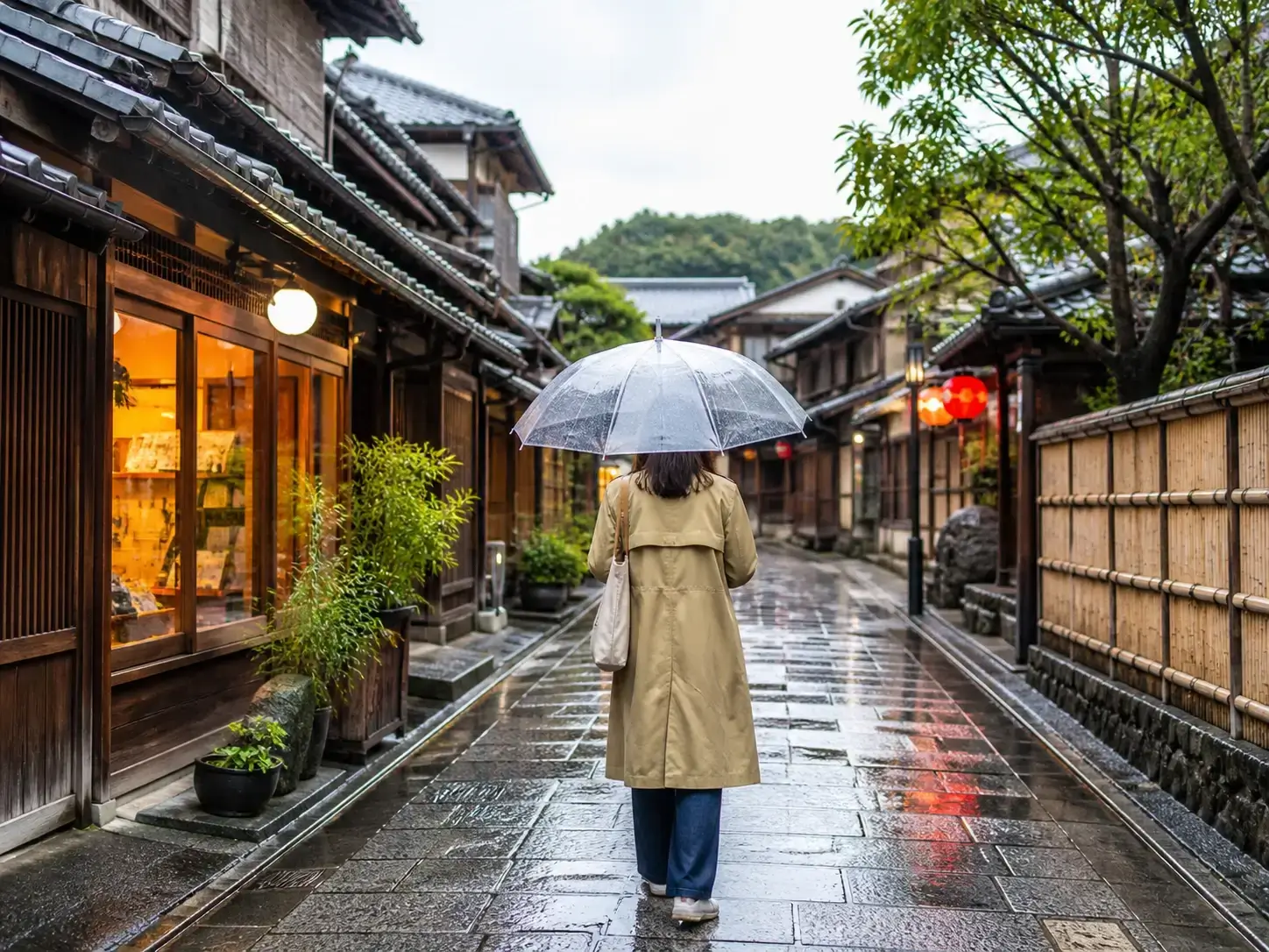 Konsep sampul video travel seorang dengan payung transparan di gang Kyoto yang hujan.